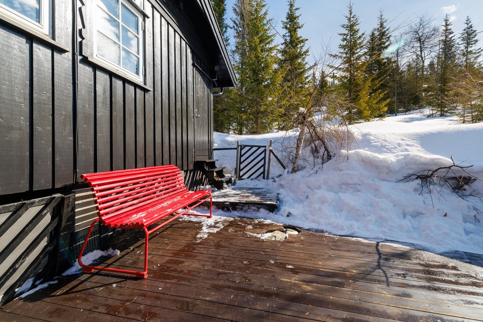 Hytta har flotte uteområder og gode solforhold. Galleribilde
