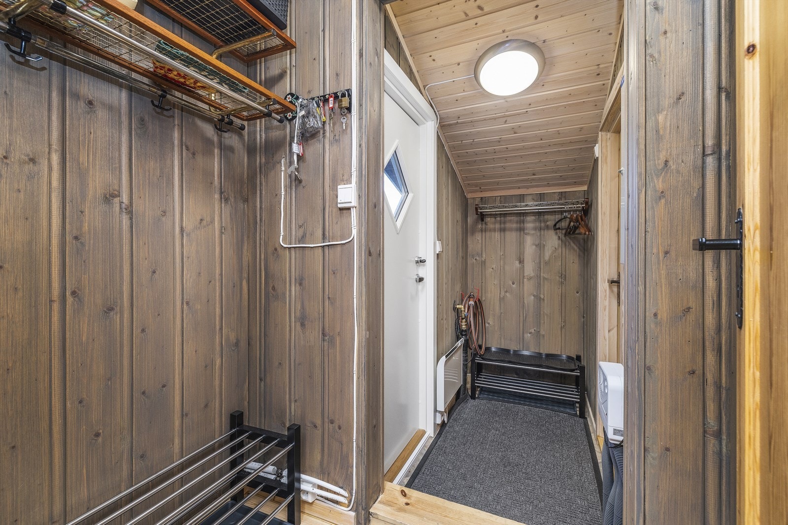 Velkommen inn! Romslig entré med god plass for oppheng av yttertøy. Galleribilde