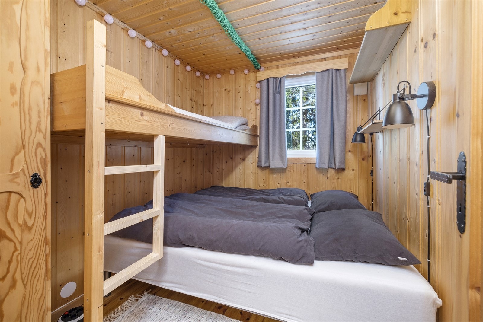 Soverom nr. 2 har plassbygd køye. Galleribilde