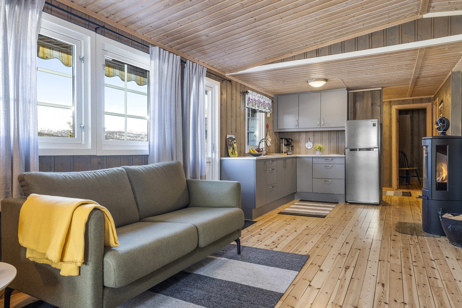 Det er moderne åpen løsning til kjøkkenet. Galleribilde