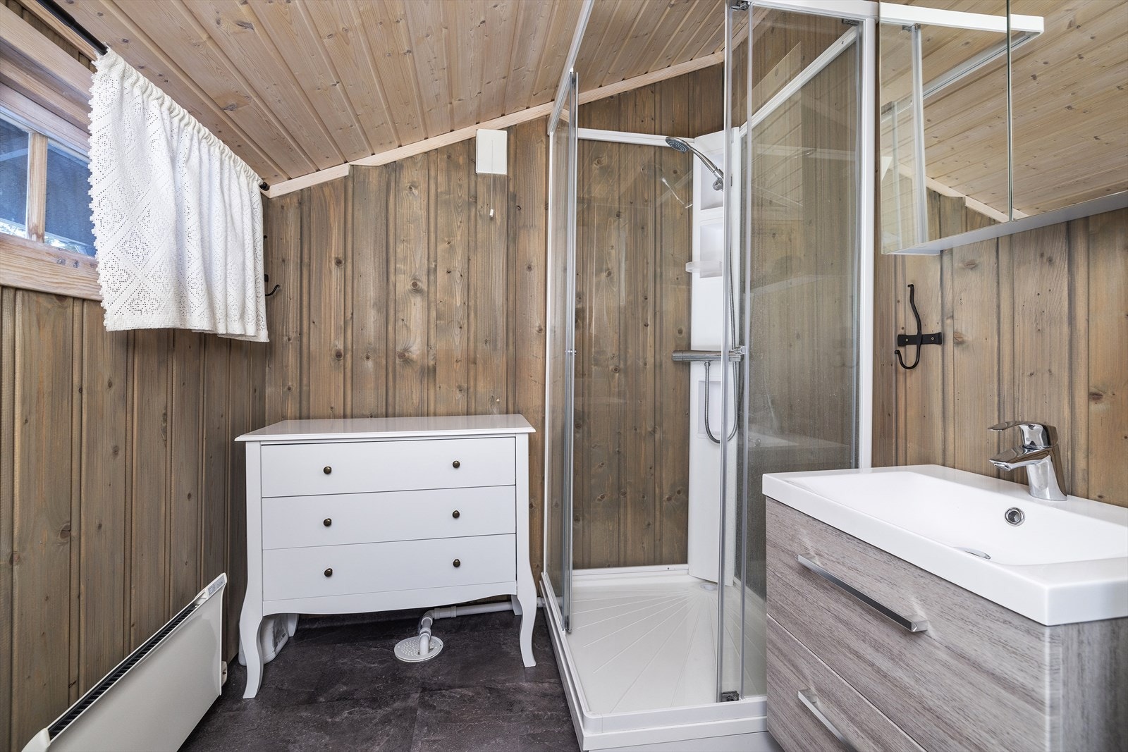 Pent bad med servant og dusjkabinett. Galleribilde