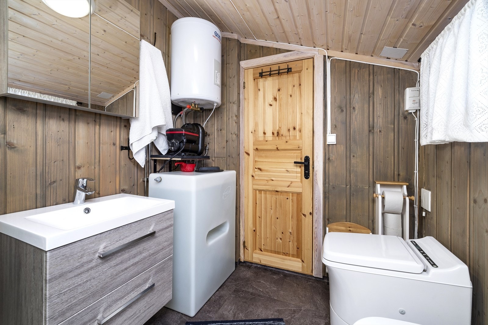 Badet har også toalett. Galleribilde