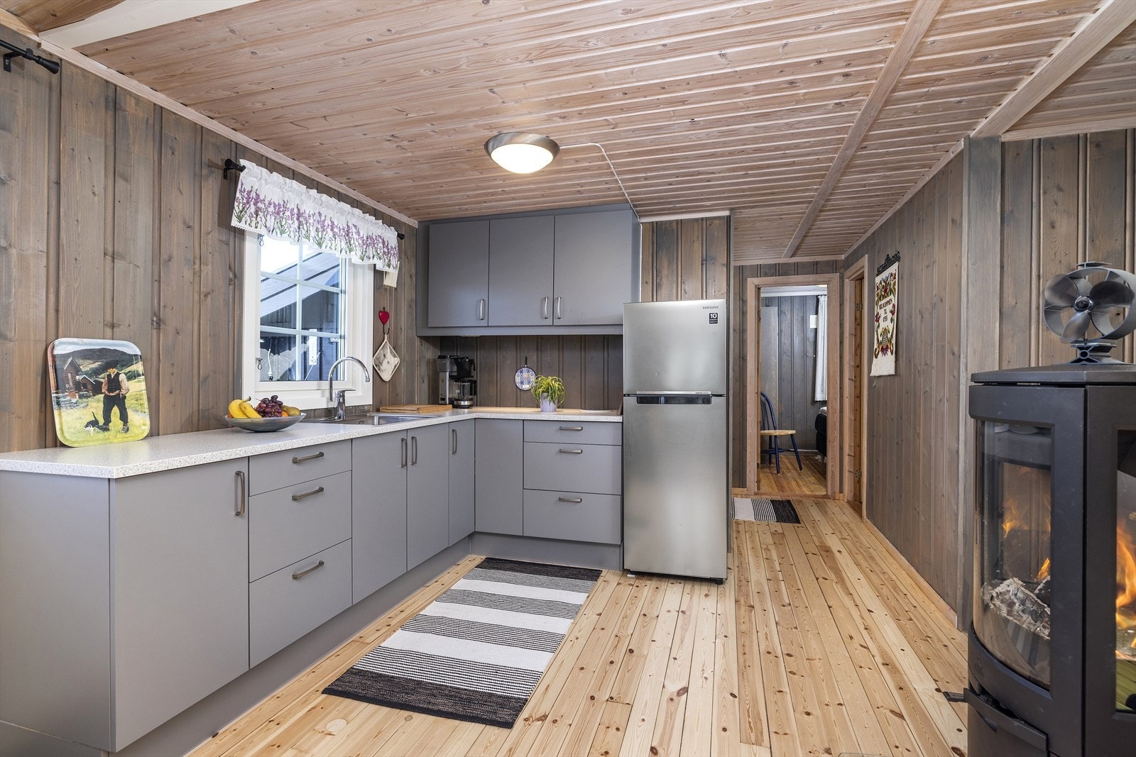 Hytta har et pent og innbydende kjøkken. Galleribilde