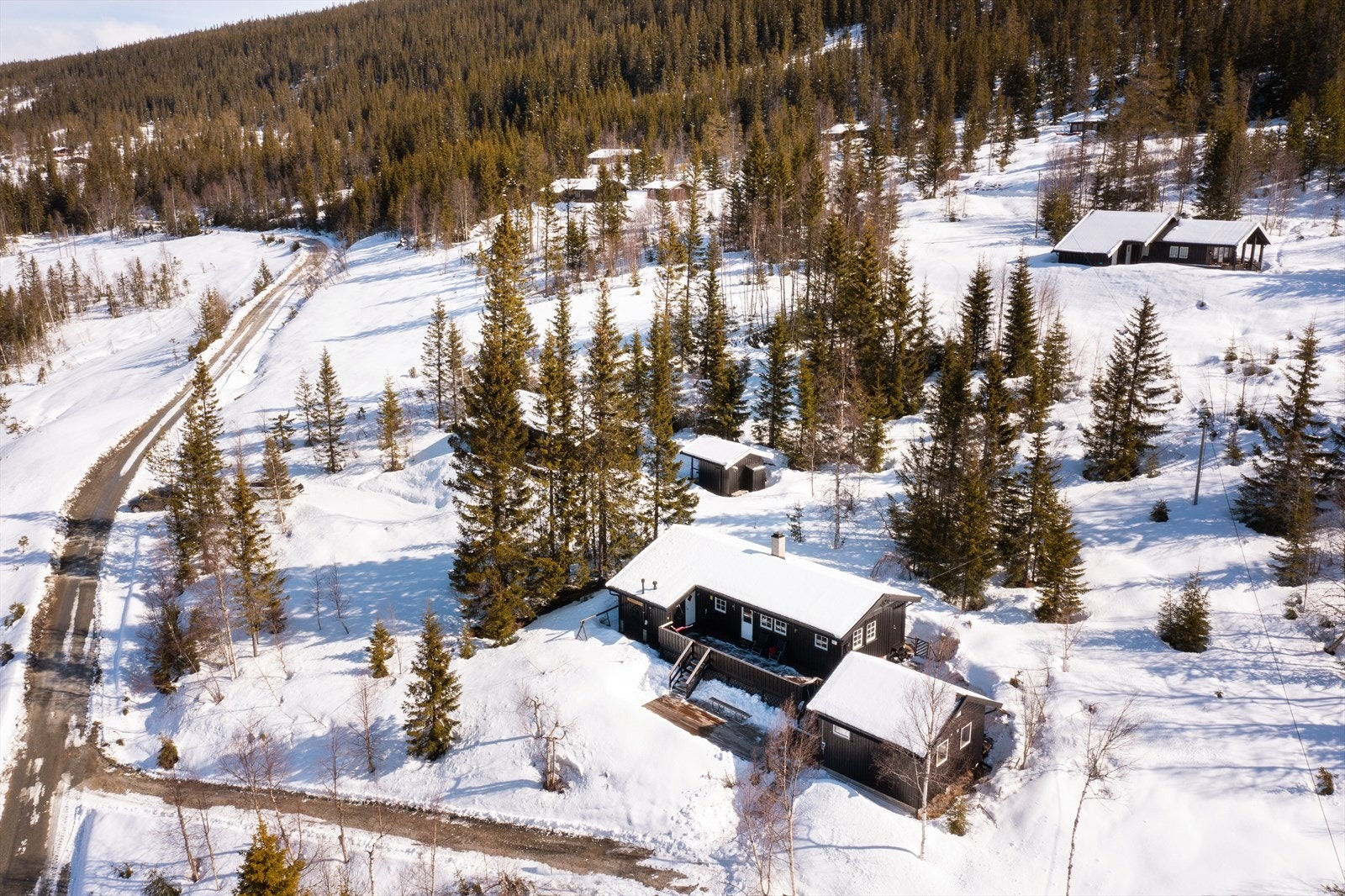 Snårsveien 41 ligger skjermet og fredelig til på vei opp til populære Sandvasseter, midt mellom Eggedal senturum og Haglebu. Galleribilde