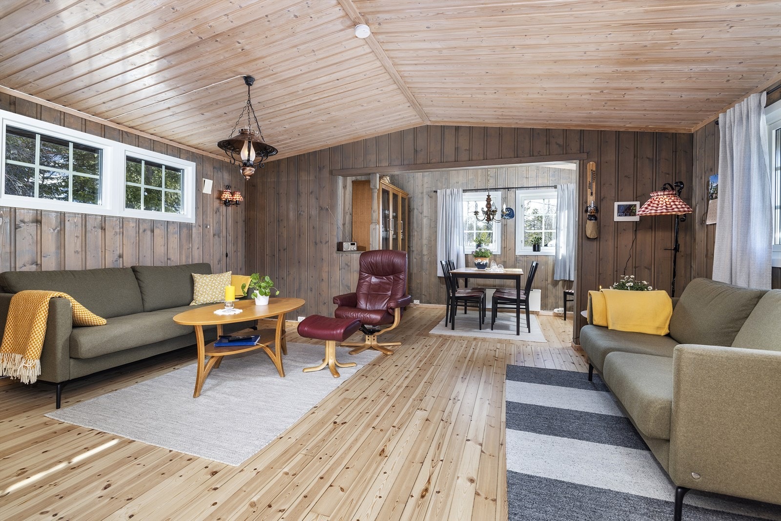 Stuen har store vindusflater og ekstra takhøyde. Galleribilde