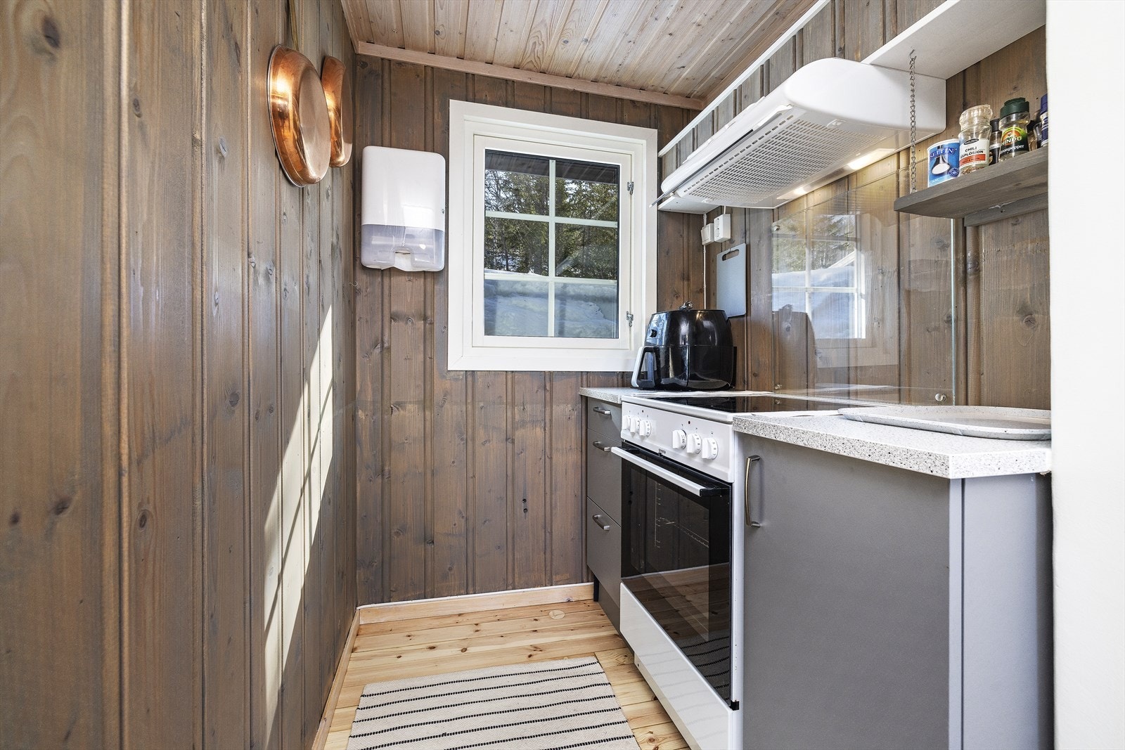 Egen kjøkkenkrok med stekeovn. Galleribilde