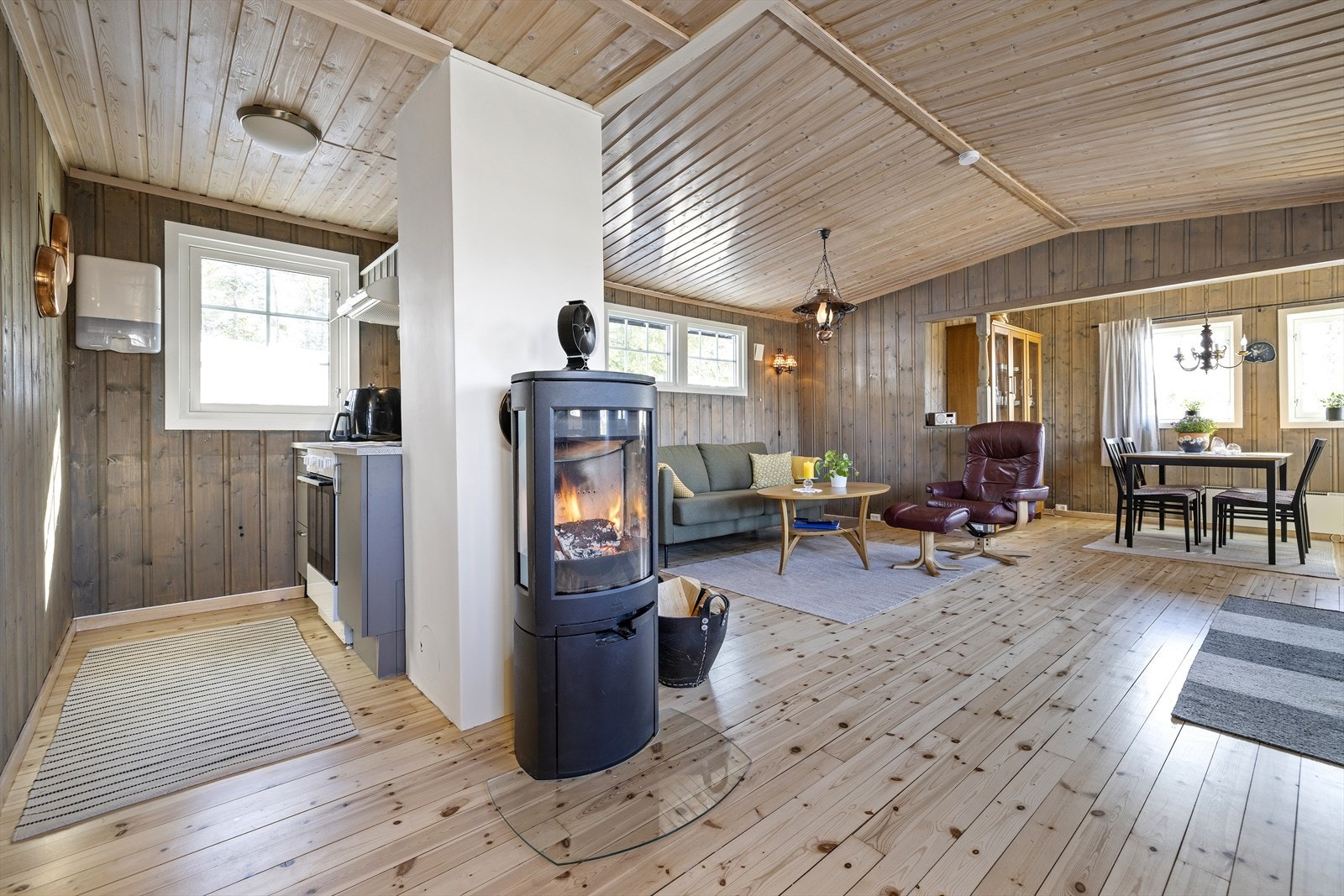 Hytta har en stor og innbydende stue. Galleribilde