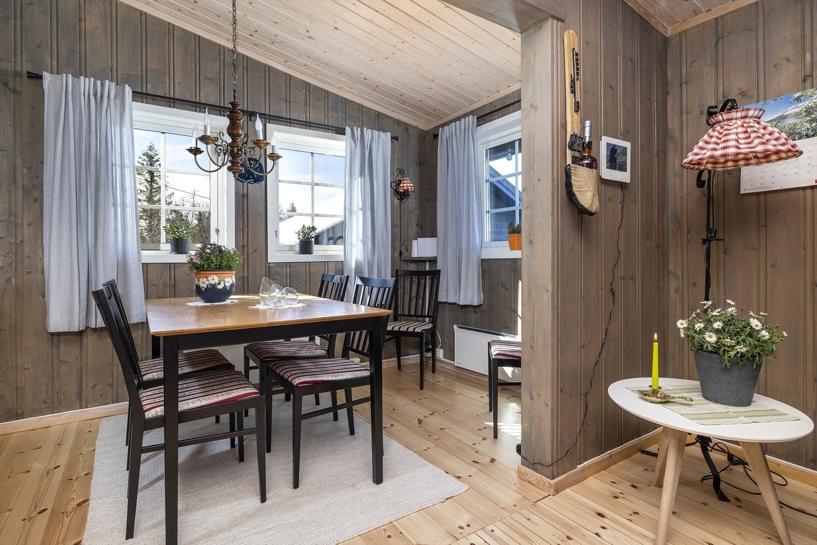 Spisestuen har god plass til et romslig spisebord. Galleribilde