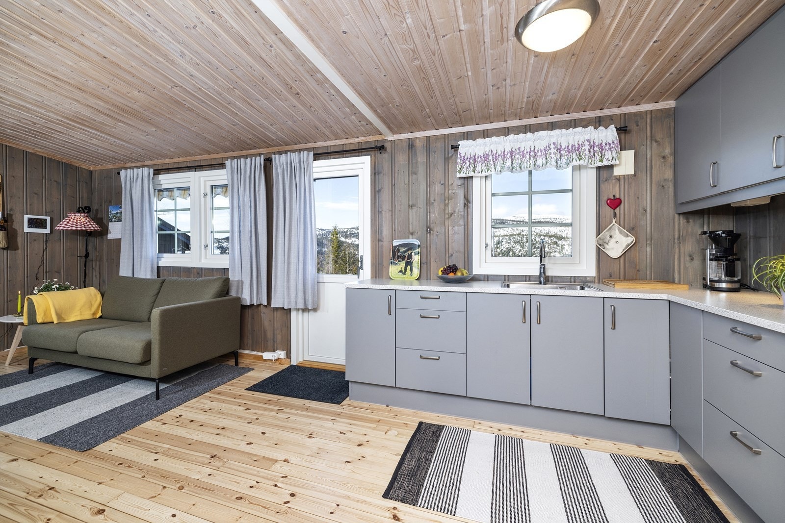 Kjøkkenet har stilrene, slette overflater. Galleribilde