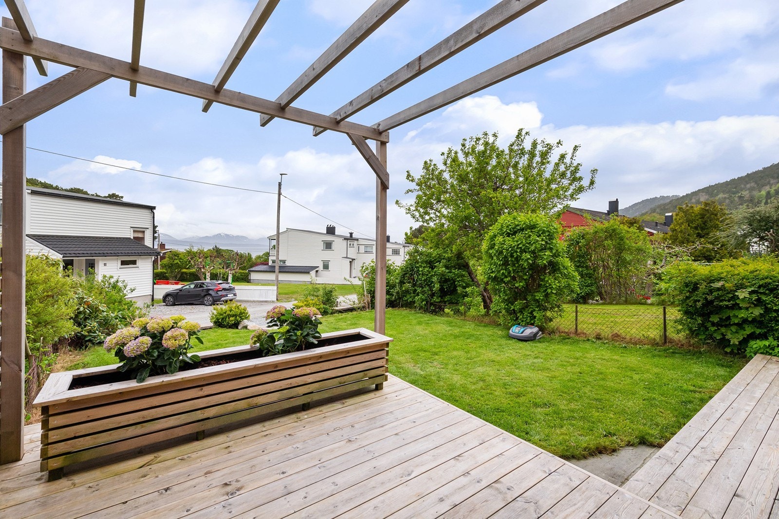 Fint opparbeidet hage med platting med pergola Galleribilde
