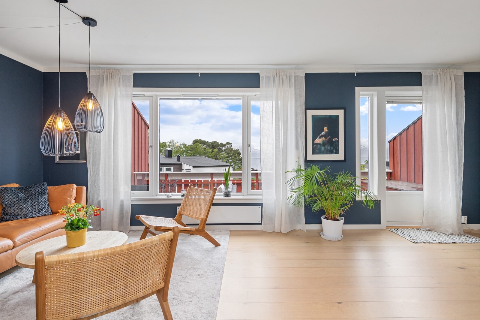 Stua er lys og fin med moderne fargevalg Galleribilde