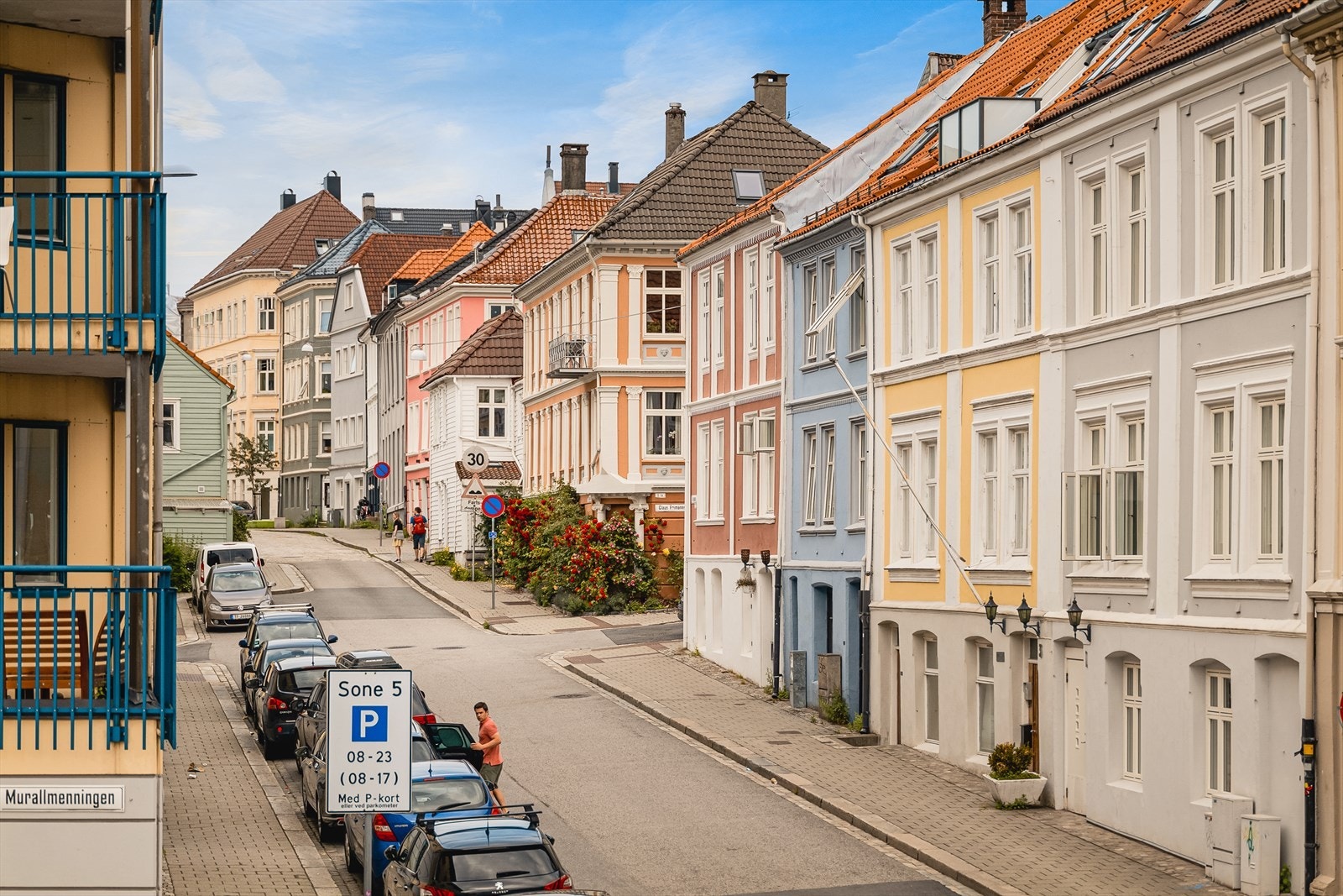 Nærområdet har en fin kombinasjon av eldre bygårds- og trehusbebyggelse, prydet av bed med rosebusker og brosteinsbelagte gater med smale karakteristiske smau. Galleribilde