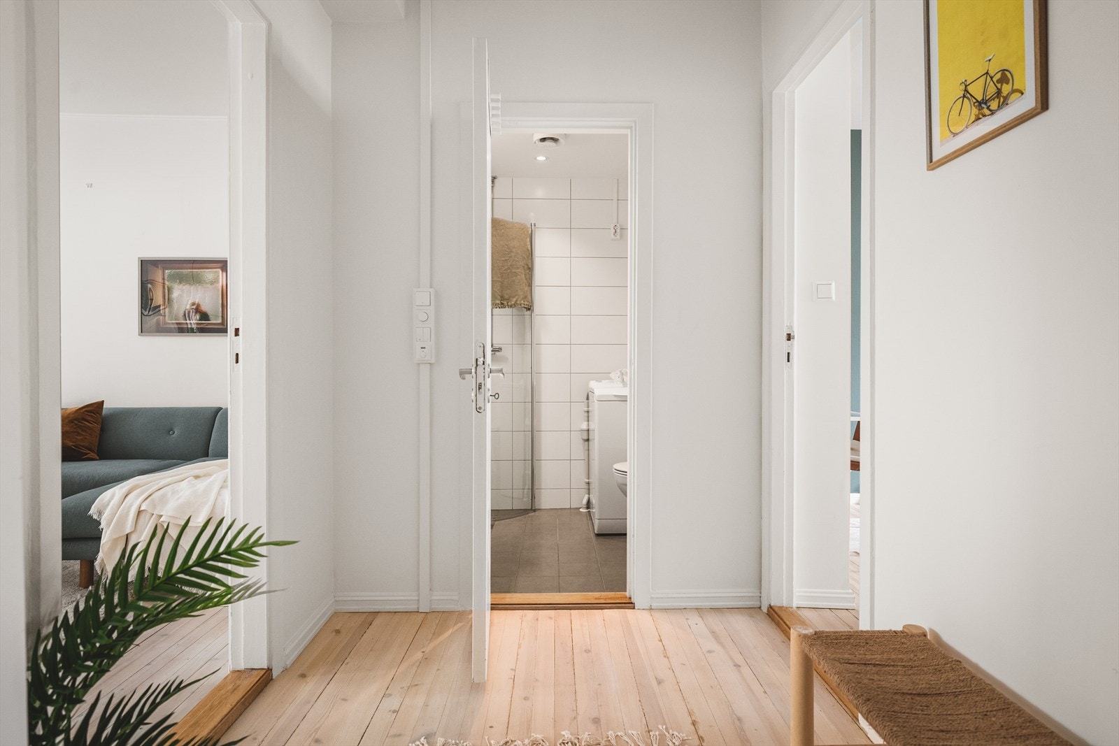 Badet har blitt innredet med wc, servant med møblement, speil, belysning og dusjnisje med foldedører. Galleribilde