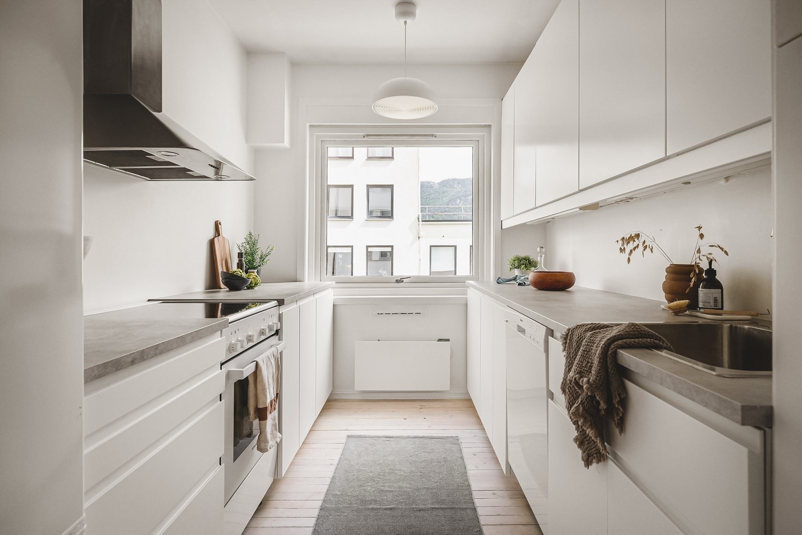 Tidløs kjøkkeninnredning fra IKEA med glatte fronter og laminert benkeplate. Nye skapfronter og ny benkeplate i 2020. Galleribilde