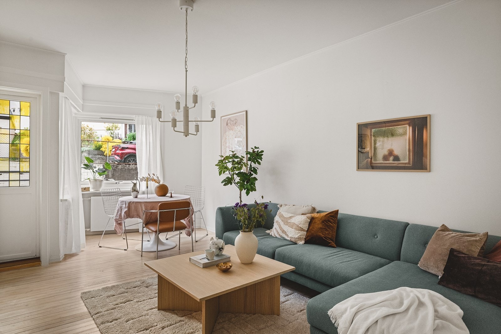 Felleskostnadene inkluderer bl.a: Grunnpakke med internett og tv (Telenor), felles husforsikring, vaktmestertjenester, kommunale avgifter og renter og avdrag på lån. Galleribilde