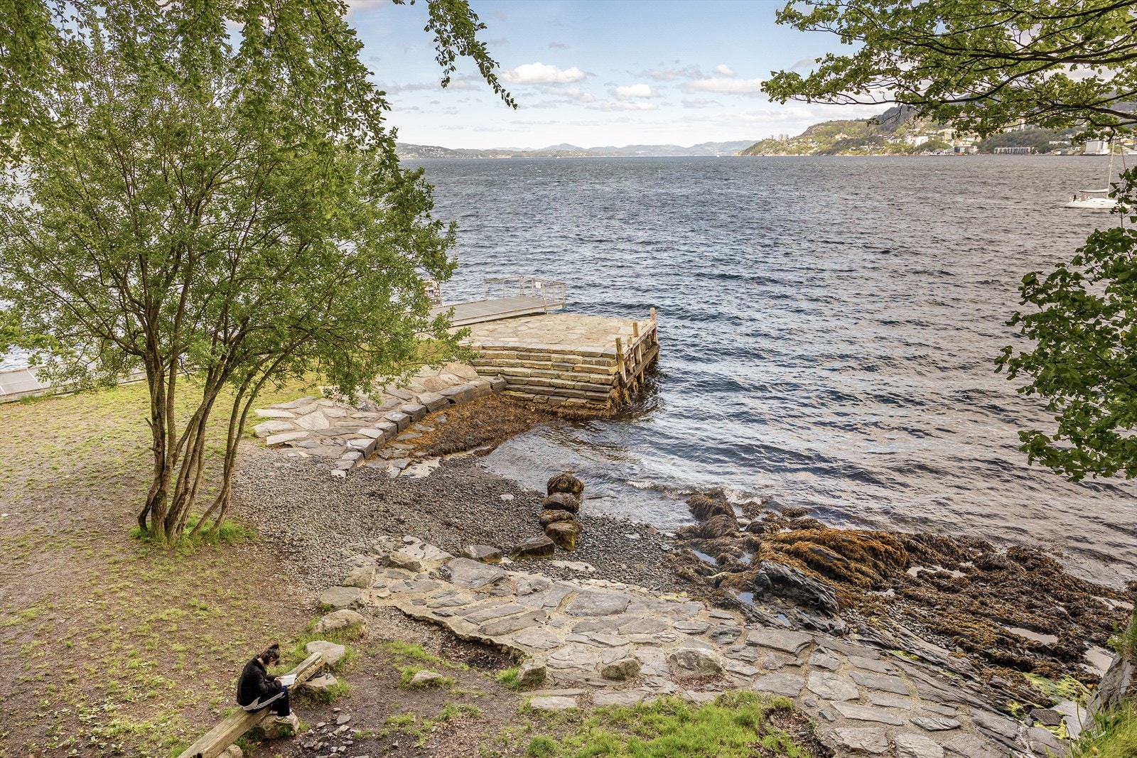 Området er rolig, trygt og godt tilrettelagt med lekeplasser, friareal og turterreng i umiddelbar nærhet. Galleribilde