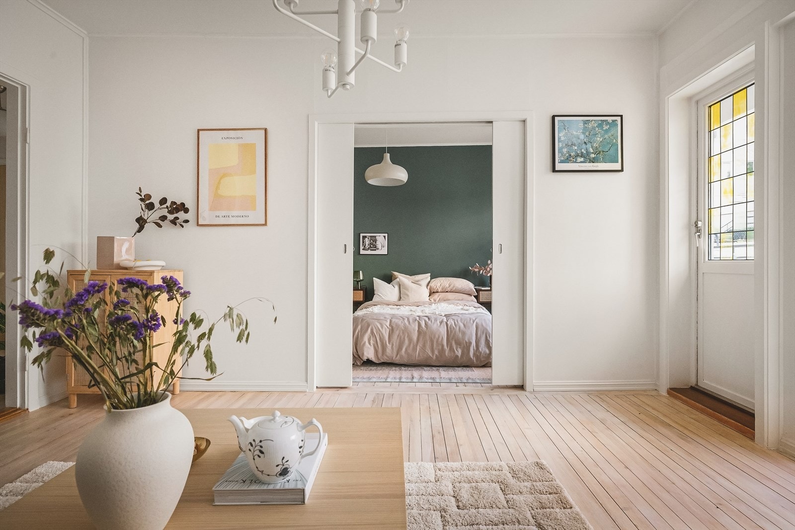Det er direkte tilkomst fra stue til det ene av leilighetens to soverom. Soverommene er plassert i hver sin ende av leiligheten. Galleribilde