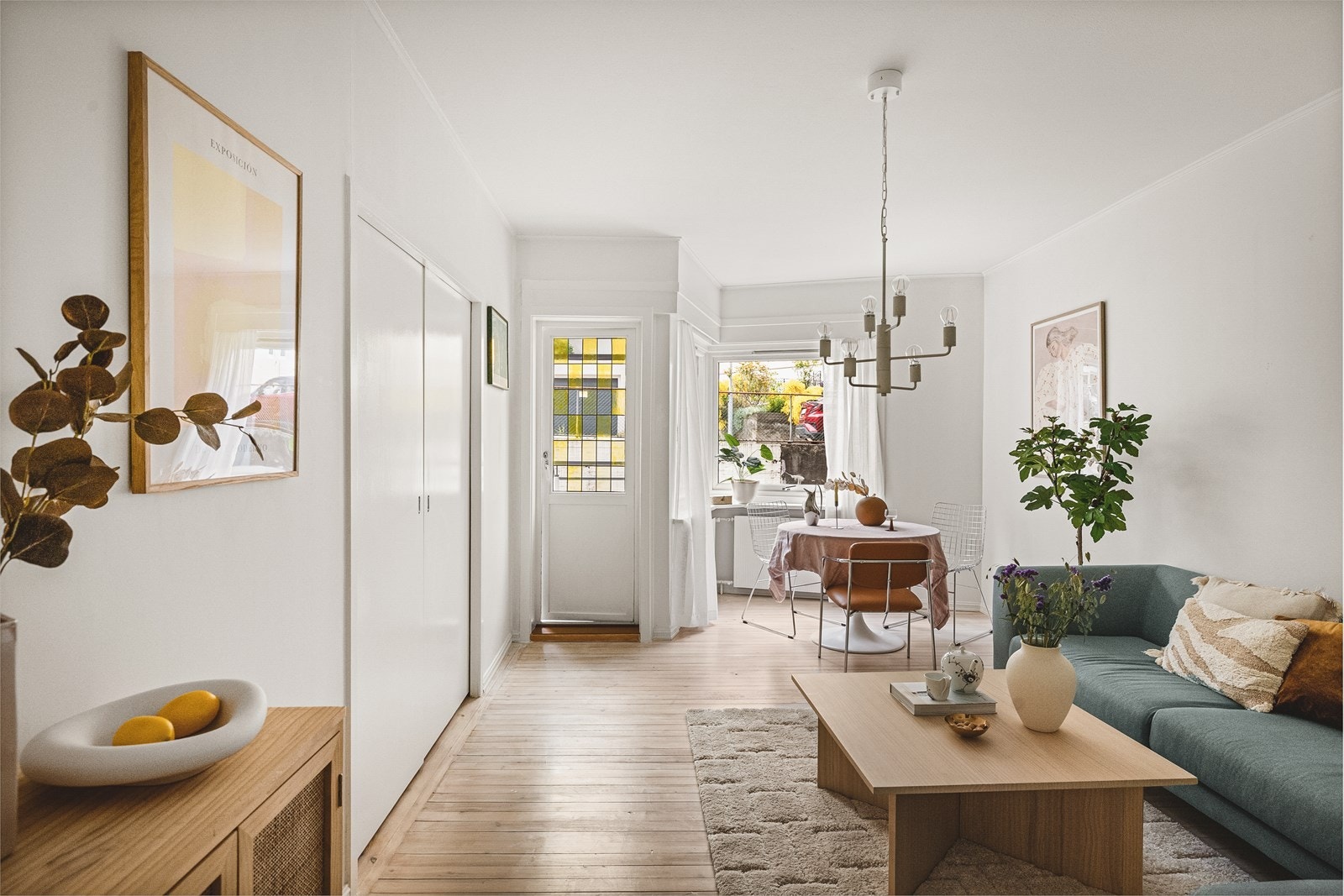 Romslig stue med plass til spisegruppe, sofagruppe og annet ønskelig møblement. Galleribilde