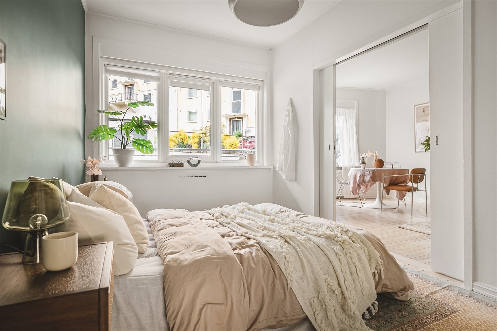 Takket være de praktiske og elegante skyvedørene, kan soverommet også brukes som spisestue. Galleribilde