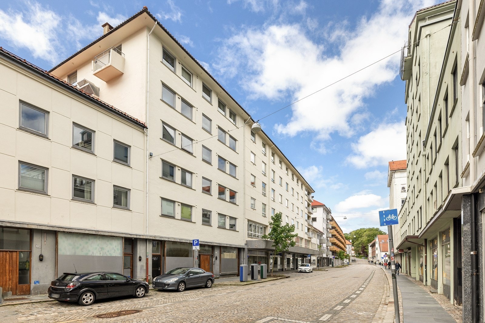 Leiligheten ligger i et område som passer for alle - studenter, unge par, barnefamilier og eldre. Her bruker du ca. 12 minutter til fots til Torgalmenningen. Galleribilde