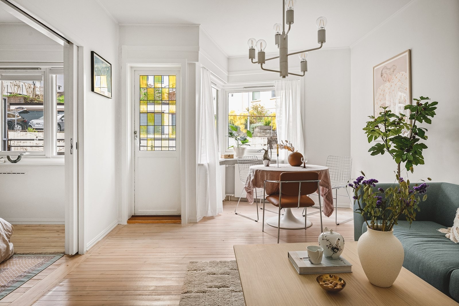 De store vindusflatene sikrer godt med naturlig lys og skaper en god atmosfære. Galleribilde