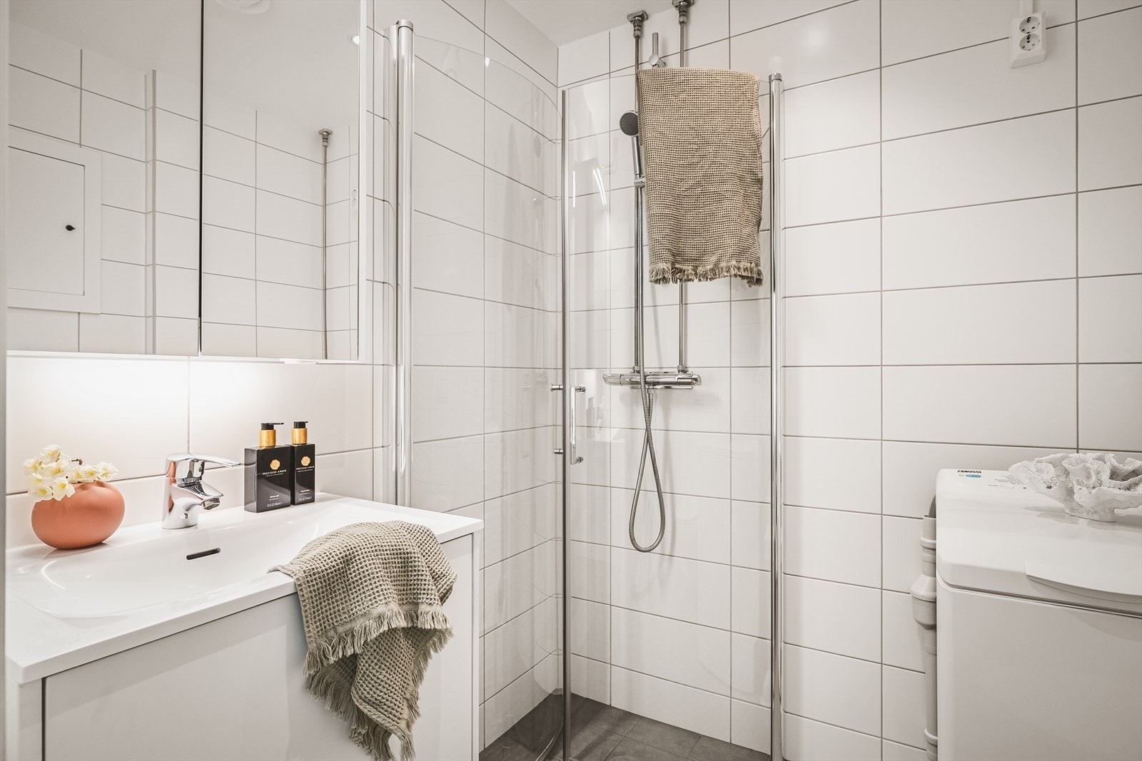 Totalrenovert bad fra 2021 med varmekabler i gulv og downlights i tak. Her er det også opplegg for vaskemaskin. Galleribilde