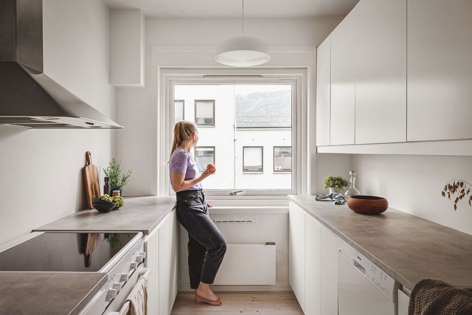 Kjøkkenet har blitt innredet med stekeovn, platetopp, oppvaskmaskin og kjøleskap med fryser.
Det er godt med oppbevaringsplass i skuffer og skap. Galleribilde