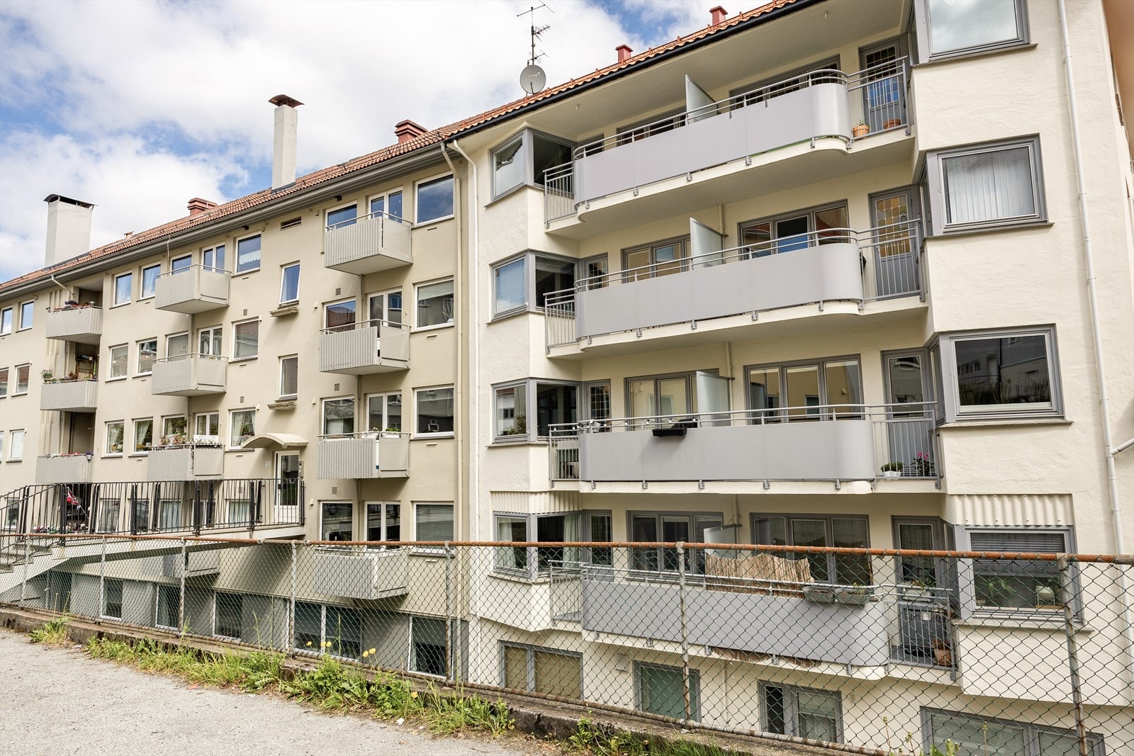 Leiligheten i Strandgaten 222 er beliggende i 3. etasje i Nordnes borettslag som består av totalt 41 andeler. Leiligheten disponerer også bod i underetasje på 2,6 kvm og bod på loft med gulvflate på 9,1 kvm. Galleribilde