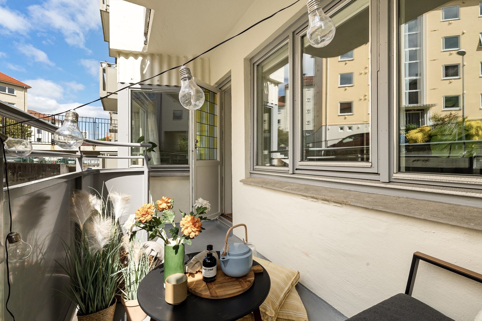 Leiligheten har sørvestvendt balkong med utsikt over nærområdet. Balkongen måler ca. 5,3 kvm, her er det god plass til å innrede med utemøbler. Midtsommers har man godt med ettermiddagssol. Galleribilde