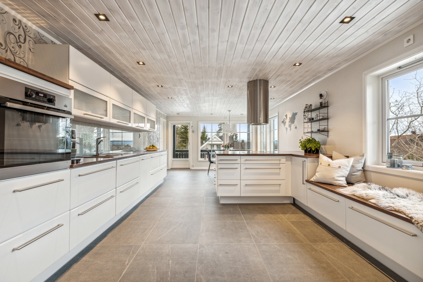 Kjøkkenet er romslig med plass for spisebord og utgang til uteplassen. Galleribilde