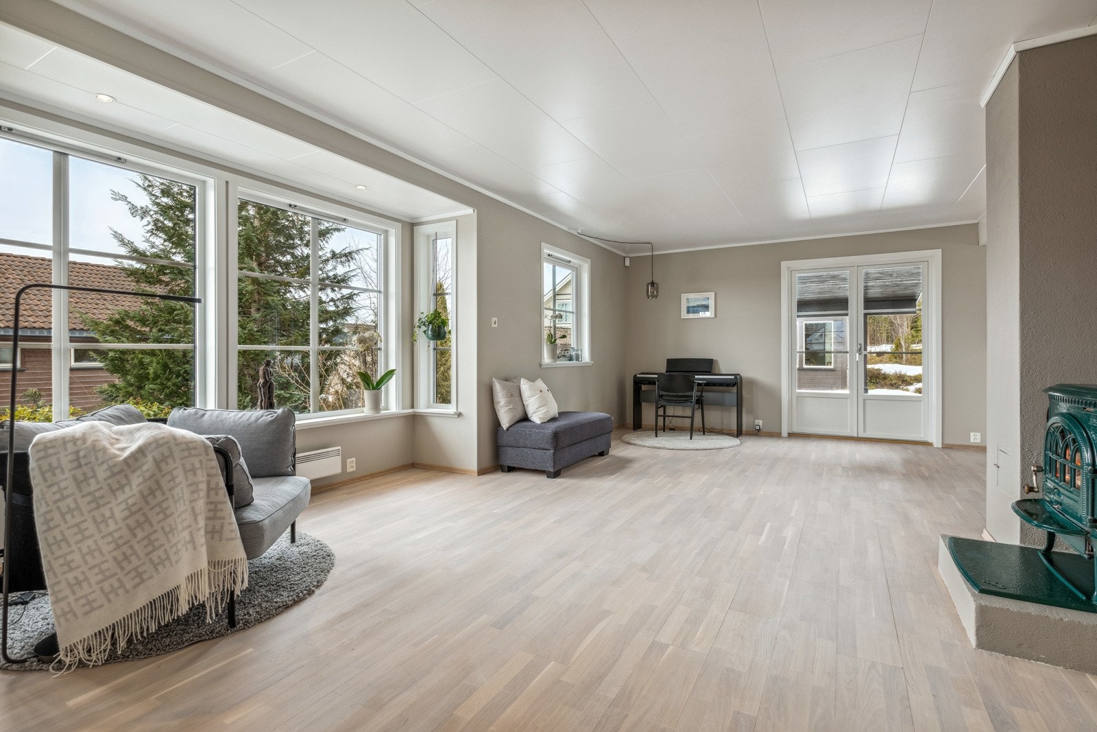 Gode muligheter for å innrede med sofahjørne og stort langbord hvor både familie og venner kan samles. Galleribilde