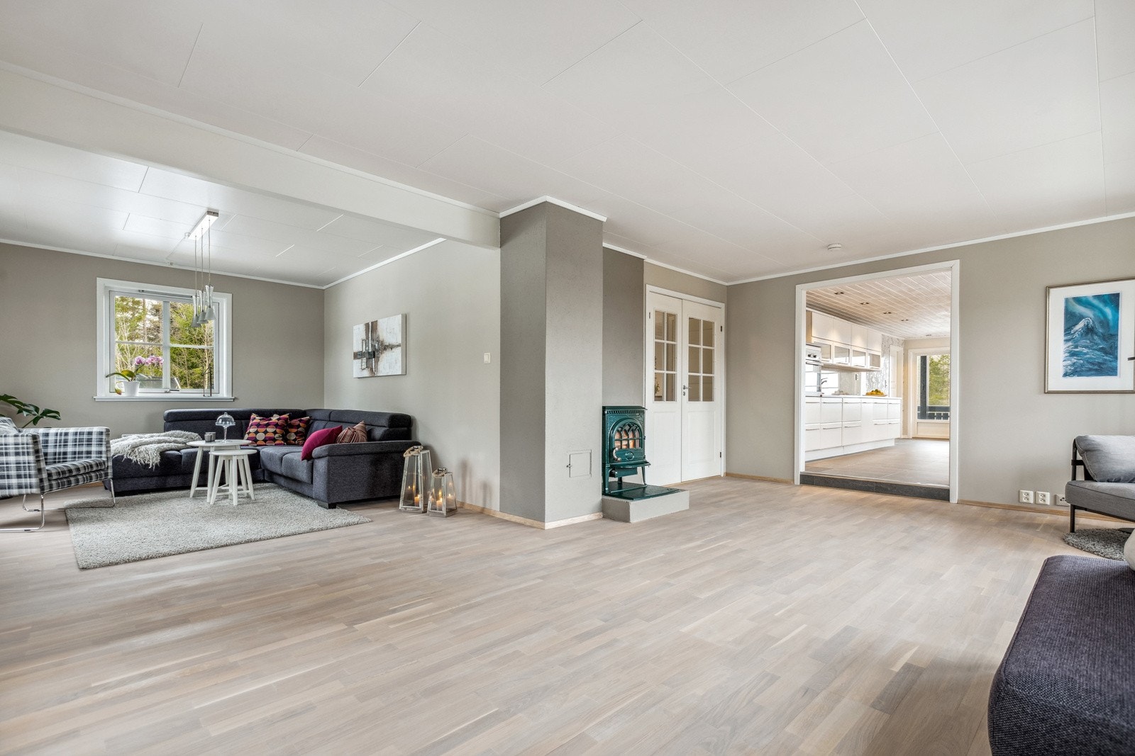 Pen stue med god plass for flere sittegrupper. Galleribilde