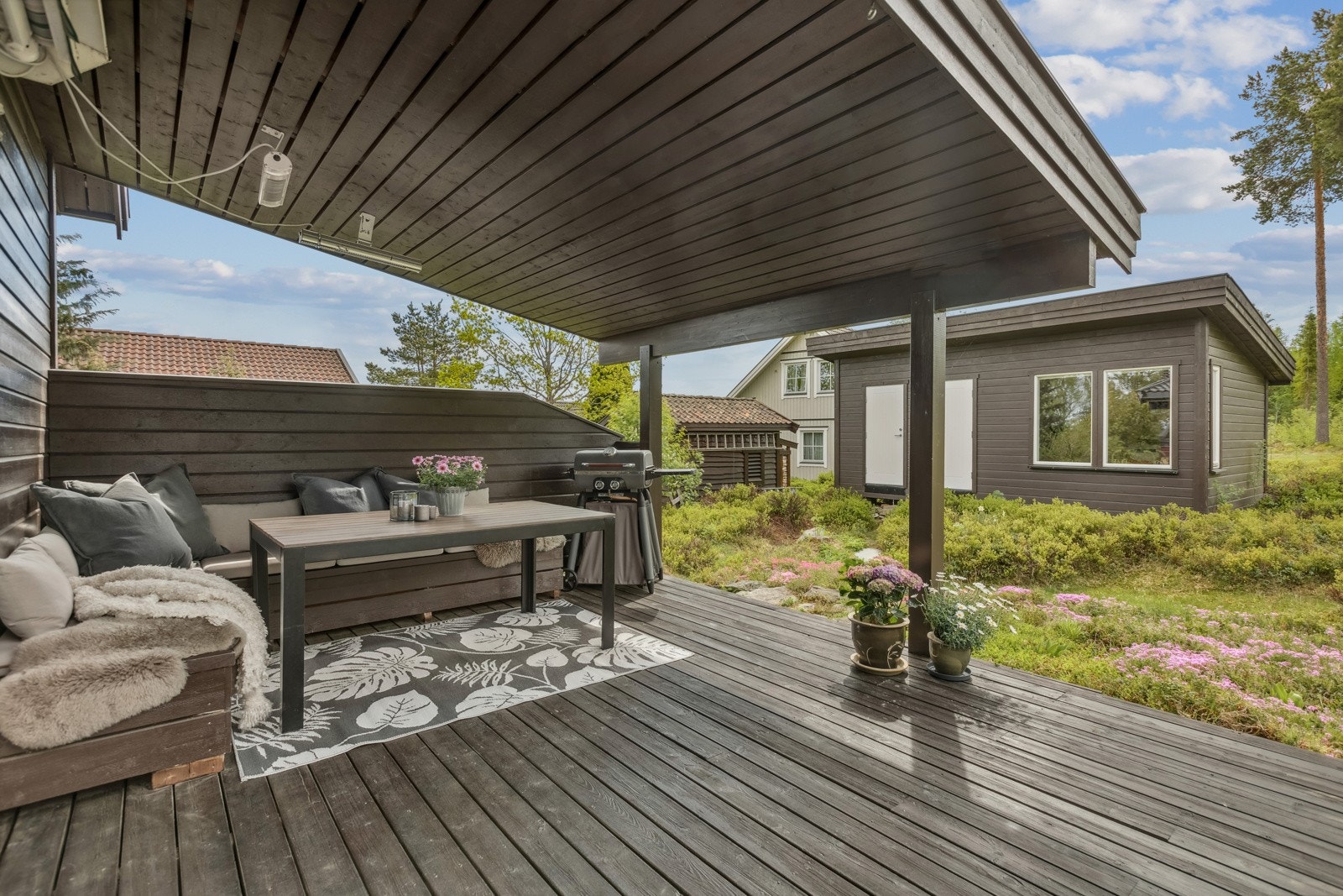 Terrassen er overbygd med varmelamper. Galleribilde