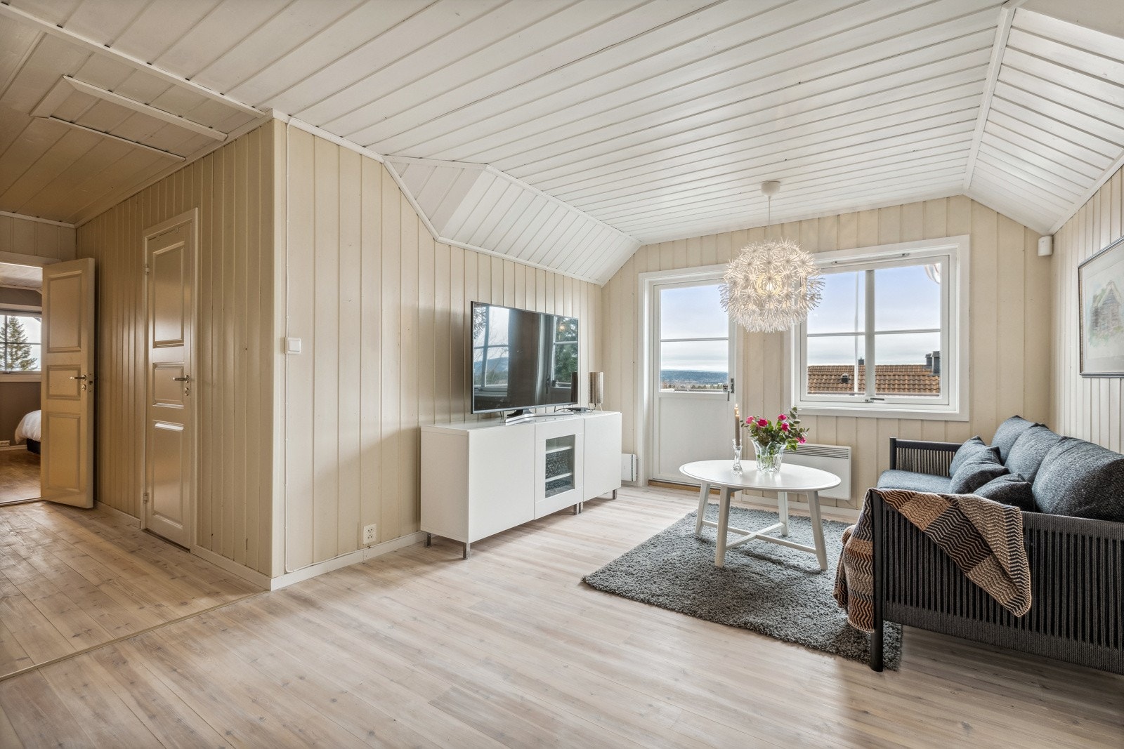 I 2. etasje er det en fin loftsstue. Perfekt når man vil trekke seg helt tilbake, eller dersom barna trenger ekstra boltreplass. Galleribilde