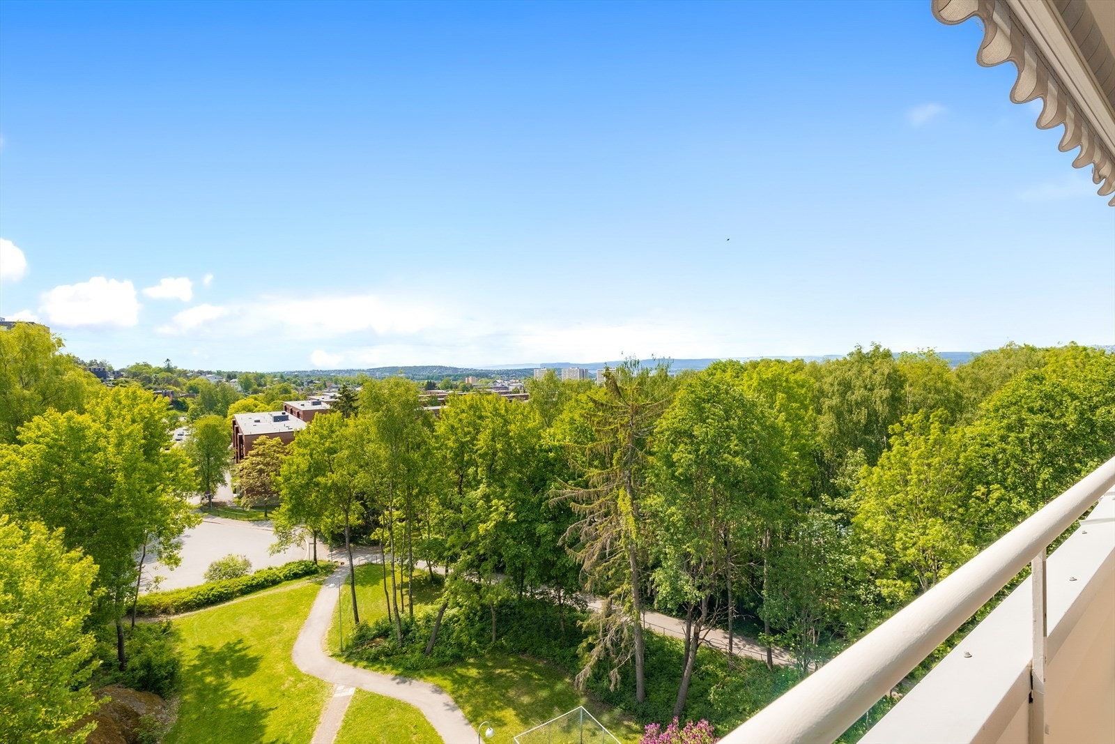 Fra stuen er det utgang til en meget hyggelig syd-sydvestvendt balkong på ca. 5m² med fin utsikt og gode solforhold. Balkongen har markise og trefliser på gulv. Galleribilde