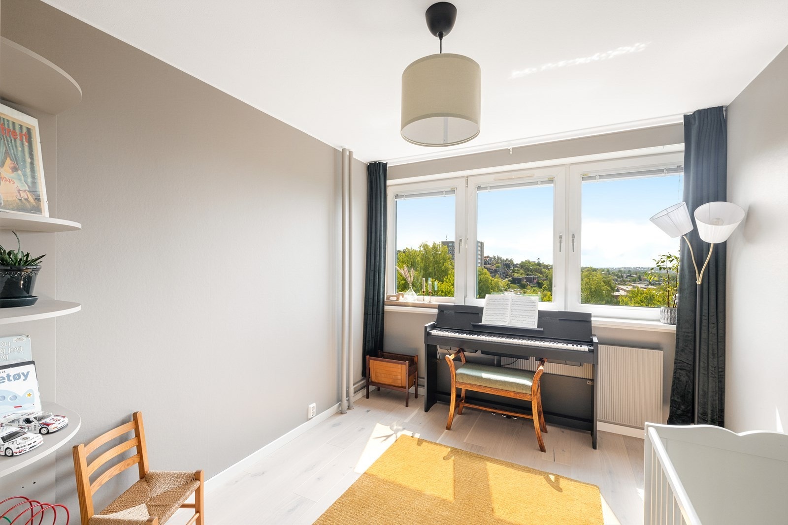 Soverom 2 er luftig og kan brukes som gjesterom/barnerom eller kontor. Rommet er av god størrelse og god plass til både seng og andre soveroms møbler. Galleribilde