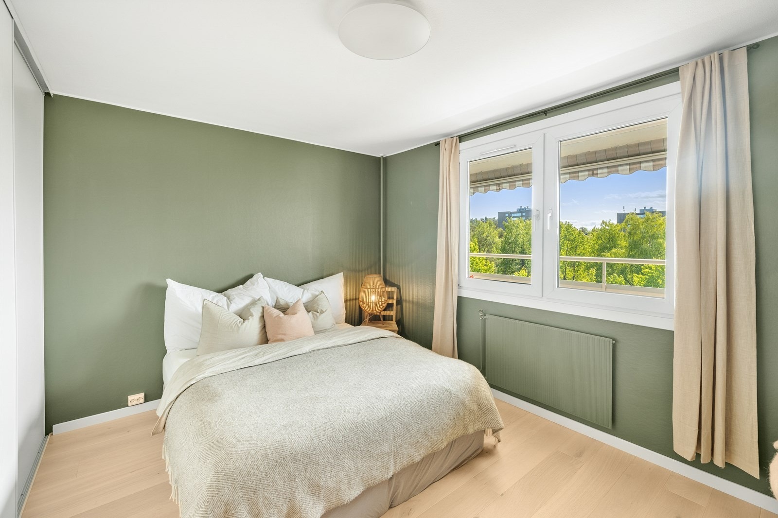 Stort og godt hovedsoverom med god plass til dobbeltseng og det er montert en stor og praktisk skyvedørsgarderobe. Parkett på gulv, malte vegger og malt tak. Galleribilde