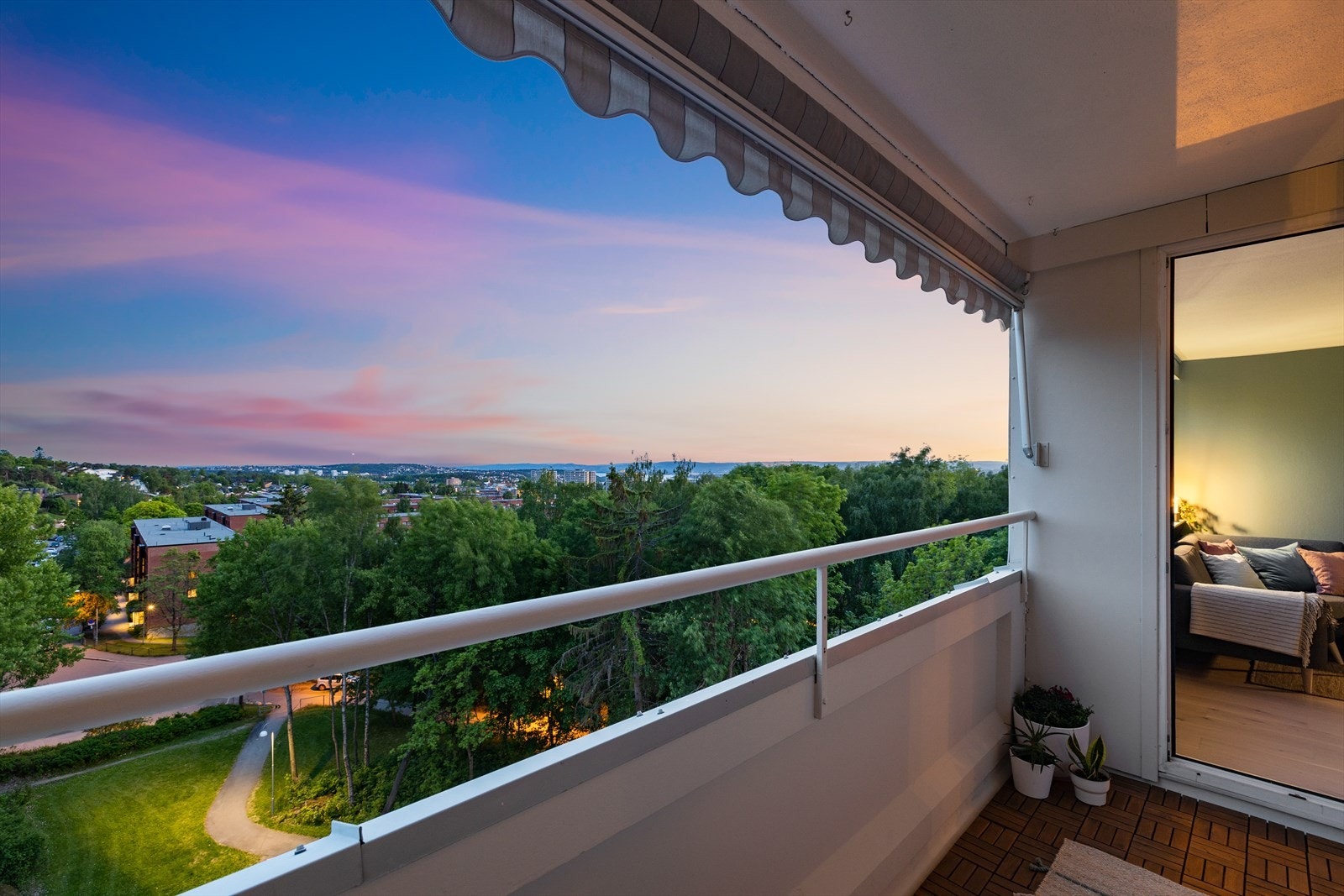 Fra stuen er det utgang til en meget hyggelig syd-sydvestvendt balkong på ca. 5m² med fin utsikt og gode solforhold. Balkongen har markise og trefliser på gulv. Galleribilde