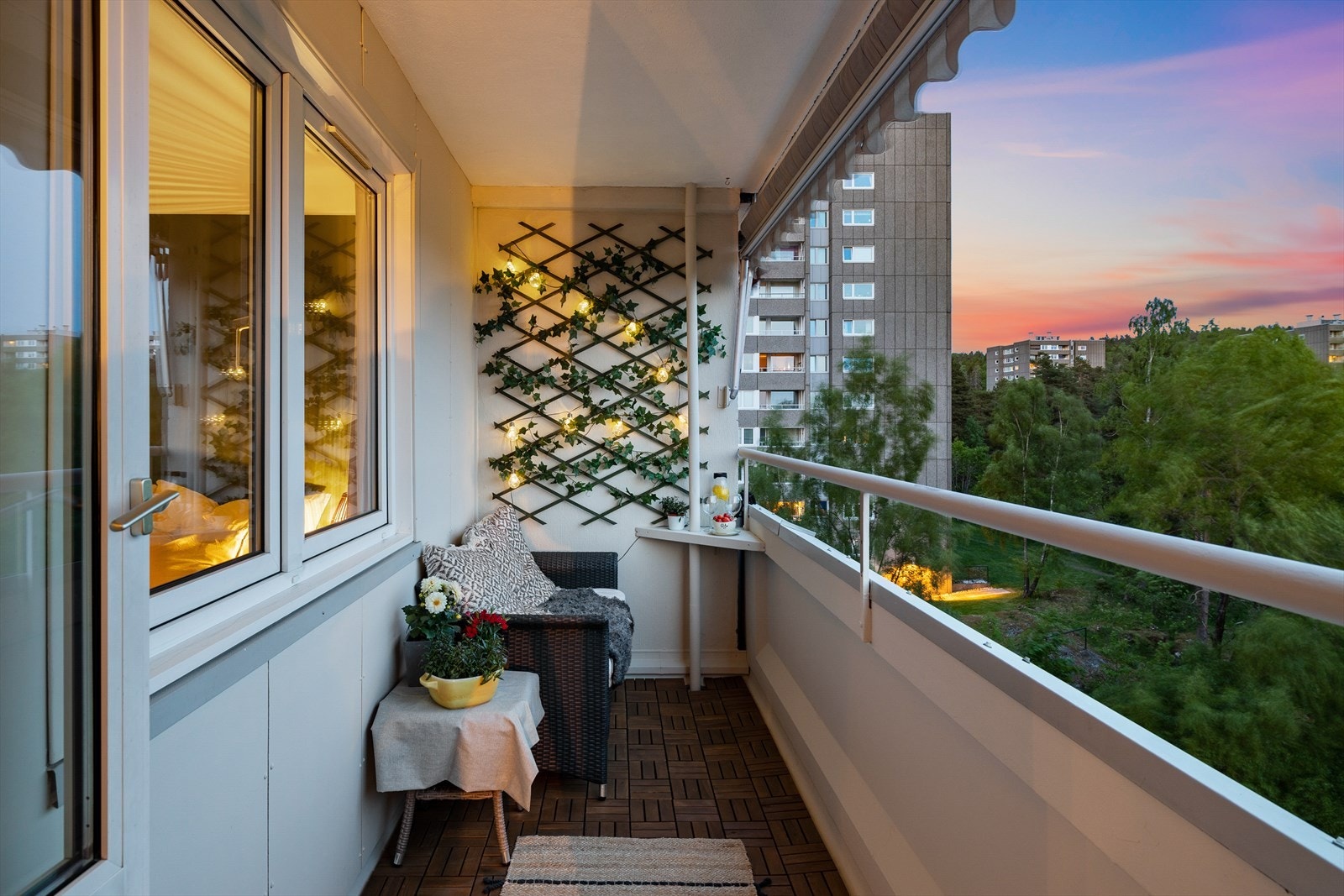 Fra stuen er det utgang til en meget hyggelig syd-sydvestvendt balkong på ca. 5m² med fin utsikt og gode solforhold. Balkongen har markise og trefliser på gulv. Galleribilde