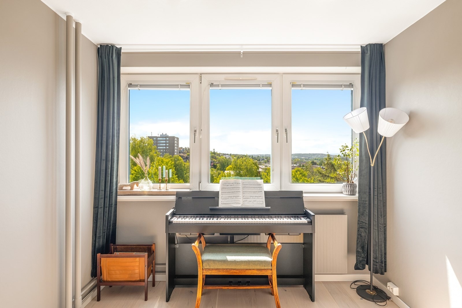 Soverom 2 er luftig og kan brukes som gjesterom/barnerom eller kontor. Rommet er av god størrelse og god plass til både seng og andre soveroms møbler. Galleribilde