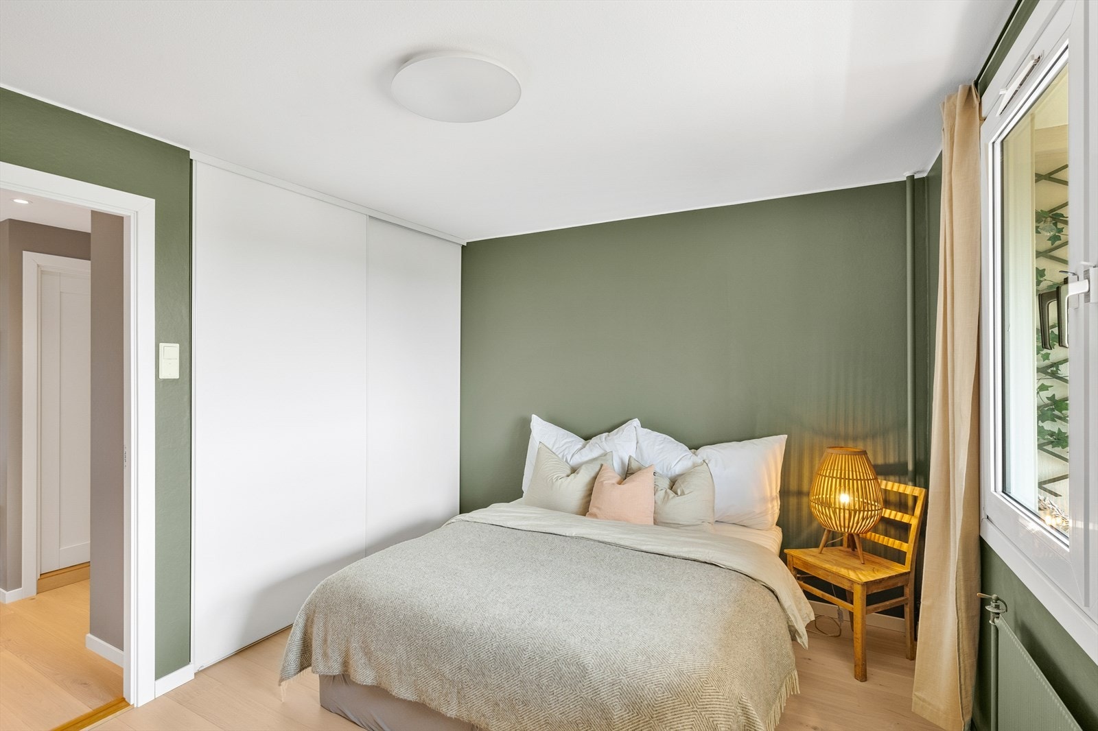 Stort og godt hovedsoverom med god plass til dobbeltseng og det er montert en stor og praktisk skyvedørsgarderobe. Parkett på gulv, malte vegger og malt tak. Galleribilde