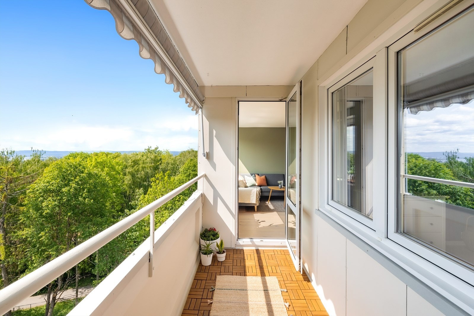 Fra stuen er det utgang til en meget hyggelig syd-sydvestvendt balkong på ca. 5m² med fin utsikt og gode solforhold. Balkongen har markise og trefliser på gulv. Galleribilde