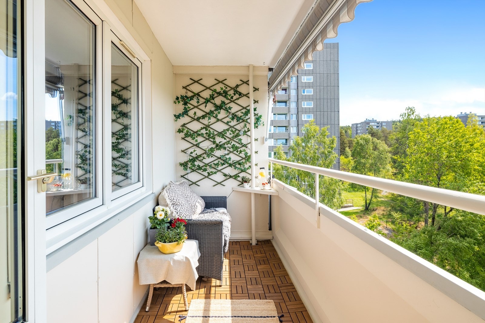 Fra stuen er det utgang til en meget hyggelig syd-sydvestvendt balkong på ca. 5m² med fin utsikt og gode solforhold. Balkongen har markise og trefliser på gulv. Galleribilde