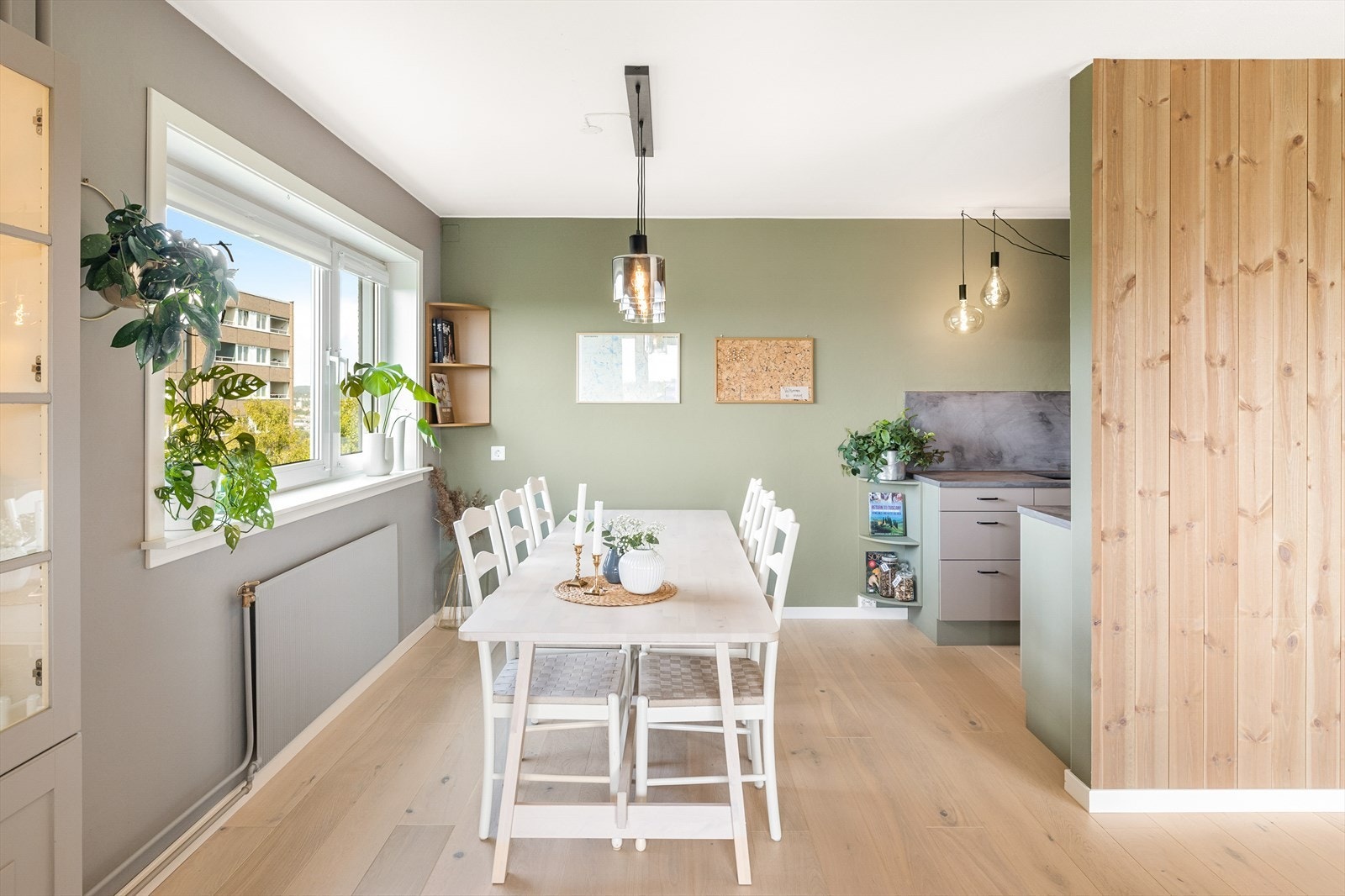 Romslig og praktisk spiseplass med parkett på gulv, malte slette vegger og malt tak. Galleribilde