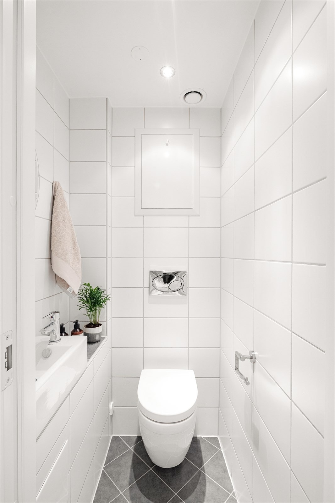 Wc med fliser på gulv og vegger, malt tak med downlights. Innredningen består av vegghengt wc, servant, speil samt varmekabler i gulv. Rommet ble rehabilitert i regi borettslaget forbindelse med våtromsrehabiliteringen fra 2013. Galleribilde