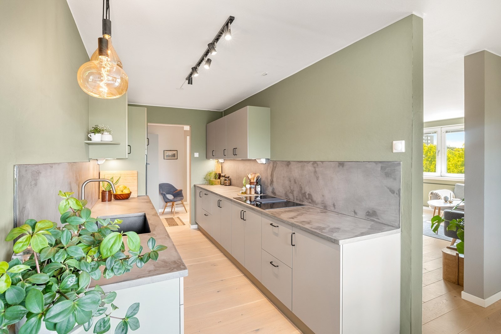 Kjøkken med parkett på gulv, malte slette vegger og mal tak. Galleribilde