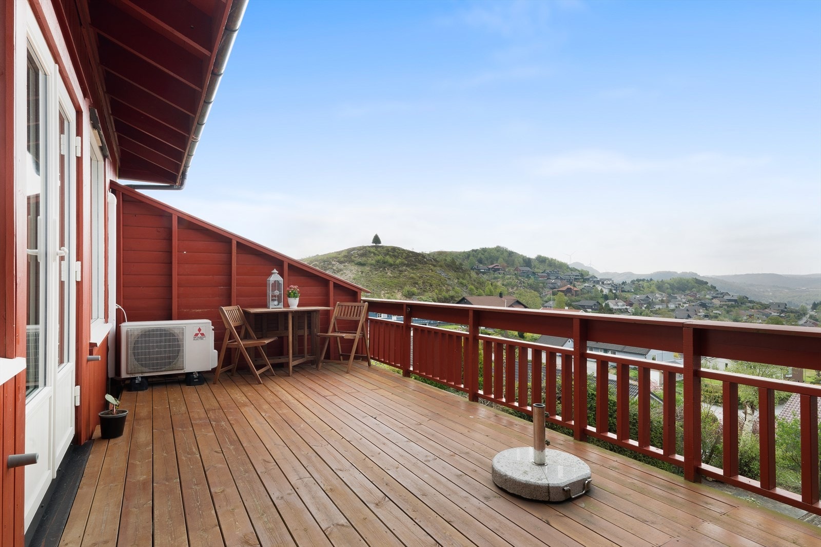 Terrasse i 1.etg - Det går trapp ned fra terrassen til hagen. Galleribilde