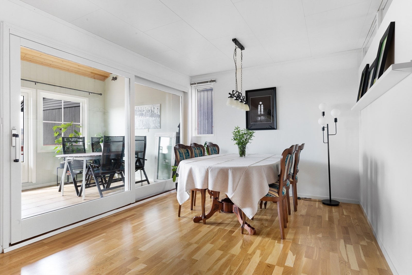 Utgang til vinterstuen fra stuen. Galleribilde