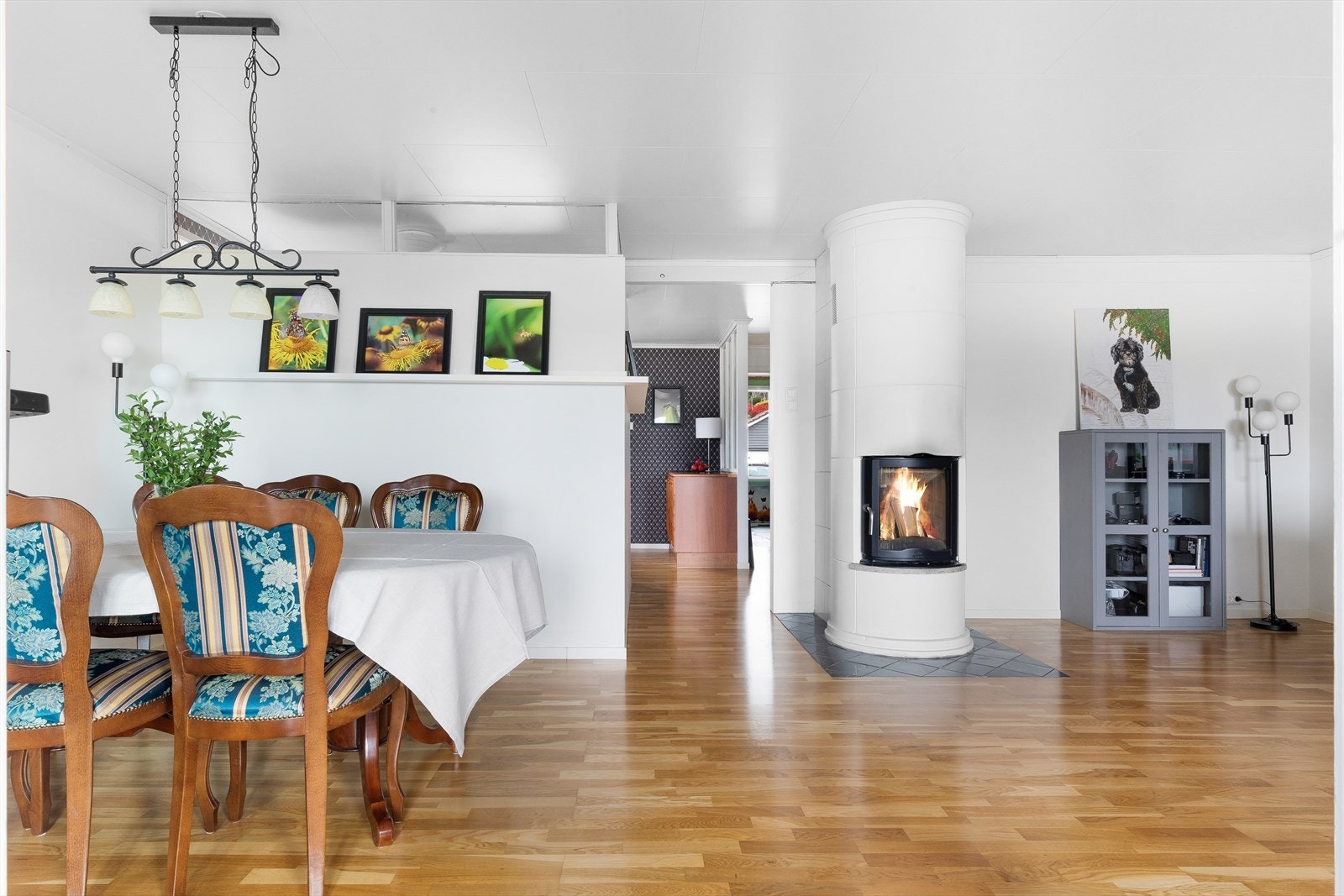 I stuen har man gleden av en flott peis som byr på ekstra hygge og kos på vinterhalvåret. Galleribilde