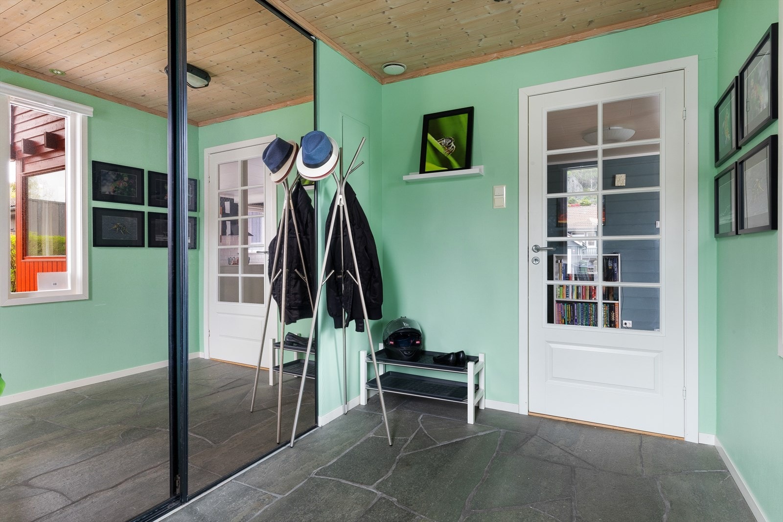 Entréen byr på god plass med oppbevaring i garderobeskap. Galleribilde